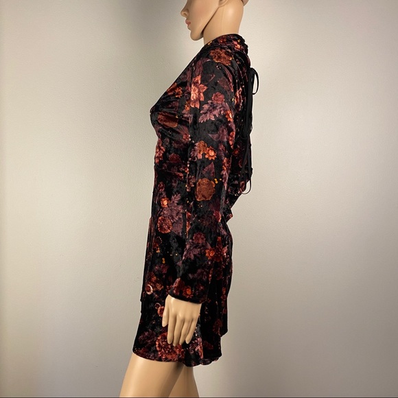 NEW TOPSHOP FLORAL VELVET SKATER DRESS - Picture 4 of 8